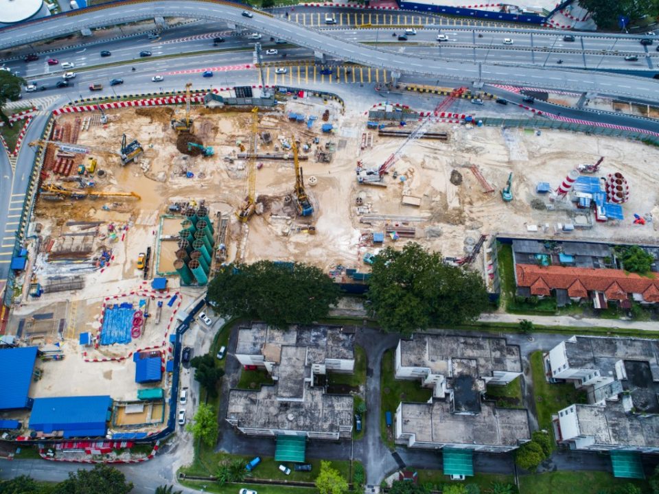 Pandangan dari udara tapak Stesen MRT Hospital Kuala Lumpur dengan kerja-kerja pembinaan dinding gegendang dan aktiviti-aktiviti campuran tanah basah.