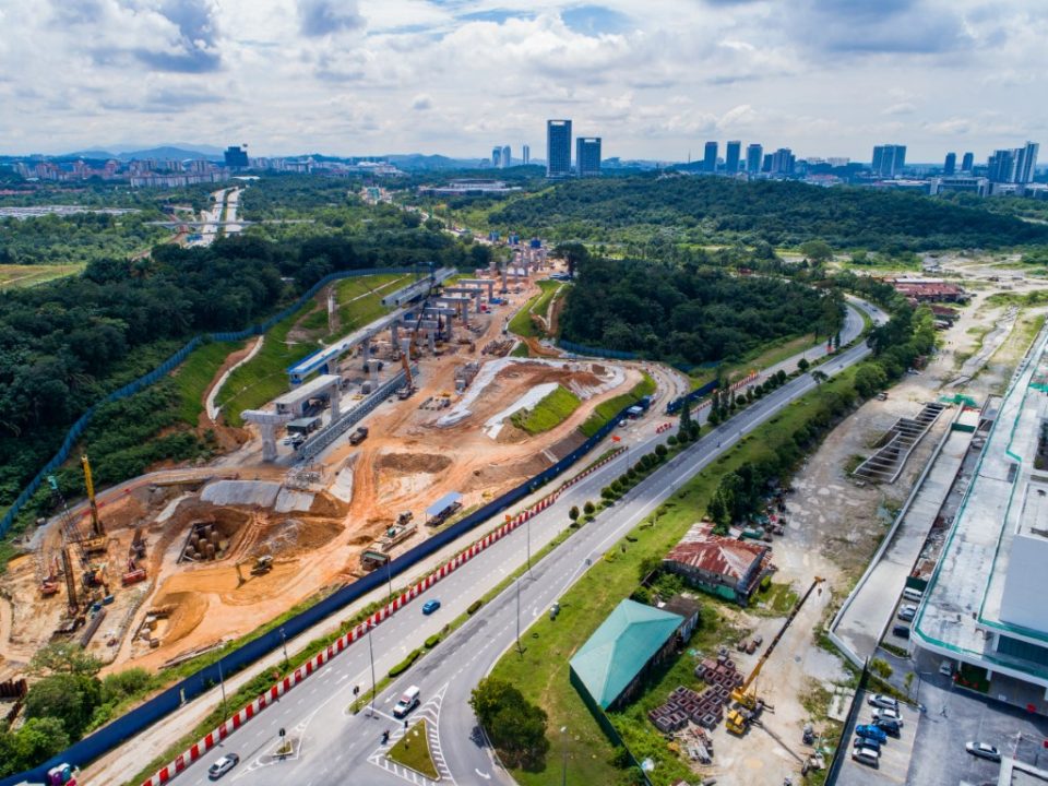 Kerja-kerja pelancaran galang kekotak bersegmen sedang dijalankan di tapak Stesen MRT Cyberjaya Utara.