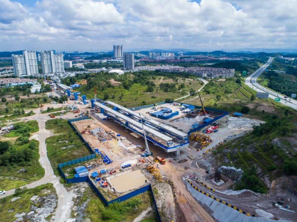 Pandangan udara kerja-kerja pelancaran galang kekotak bersegmen di tapak Stesen MRT 16 Sierra.