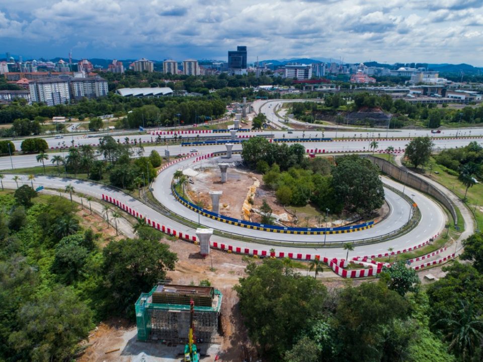 Pandangan udara pembinaan tiang-tiang di persilangan Lebuhraya Putrajaya-Cyberjaya.