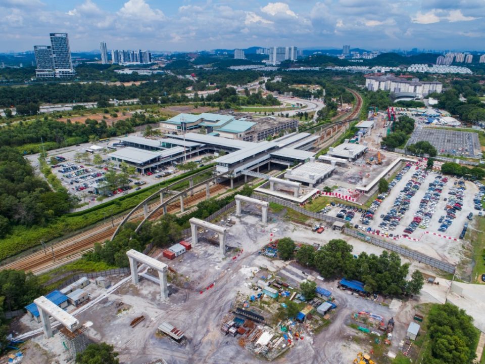 Pandangan udara tapak Stesen MRT Putrajaya Sentral.