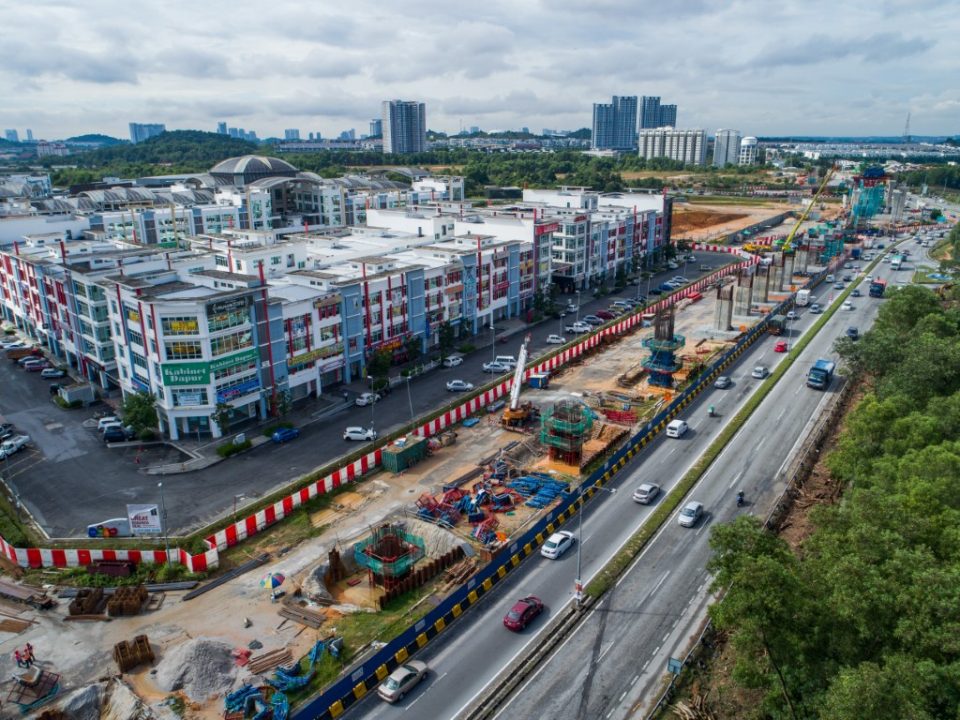 Pandangan udara pelancaran segmen pratuang berbentuk T dan pembinaan tiang di tapak Stesen MRT Taman Putra Permai.