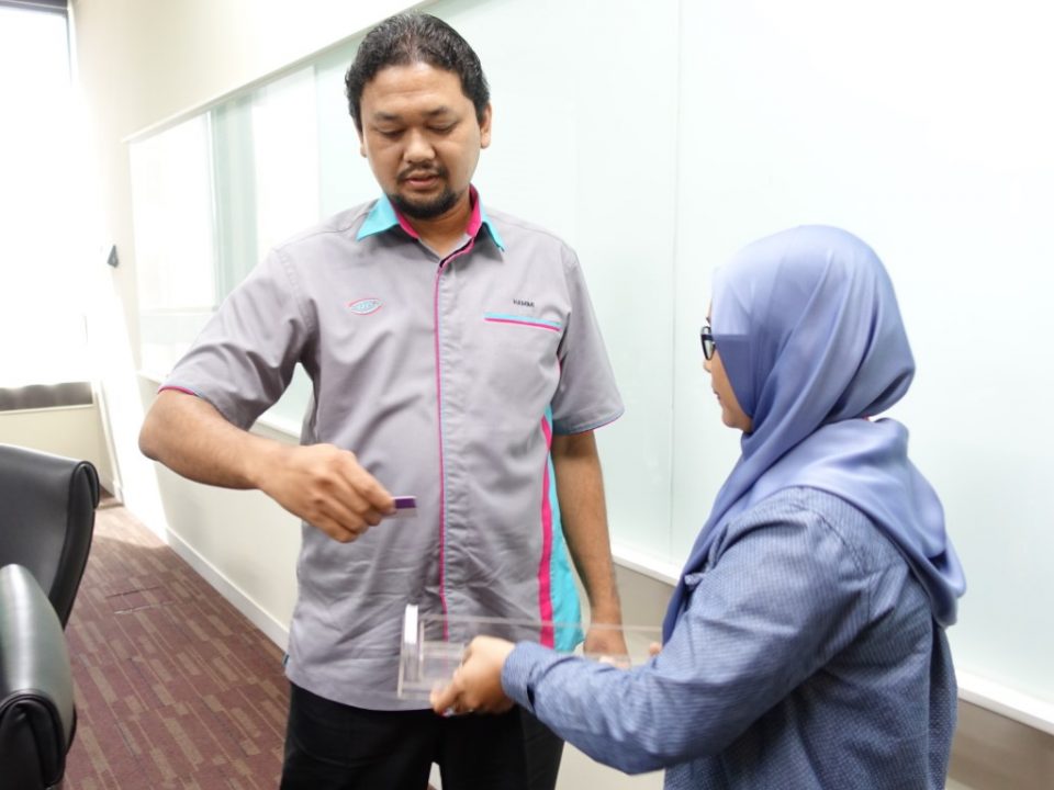 PEMENANG: Wakil Perbadanan Usahawan Nasional Berhad, Hamimi Bin Md Shamsudin membaca nama kontraktor Bumiputera yang telah berjaya dipilih melalui proses pengundian.