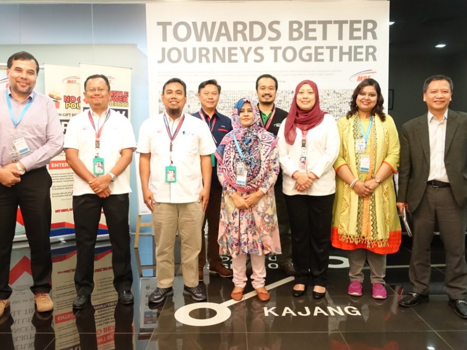 GAMBAR BERKUMPULAN: Delegasi dari Kementerian Perancangan, Kerajaan Republik Rakyat Bangladesh beraksi untuk gambar berkumpulan selepas tamat lawatan ke Galeri MRT, dengan wakil dari Malaysia Rapid Transit Corporation (MRT Corp) Sdn Bhd dan Universiti Teknologi Malaysia (UTM). Dari kiri: Pengarah (Timbalan Setiausaha) Unit Teknikal Perolehan Berpusat Kementerian Perancangan Kerajaan Republik Rakyat Bangladesh Encik Shish Haider Chowdhury, Pengurus Besar Jaminan Kualiti MRT Corp Ir. Zulkifli Mohamed, Timbalan Pengurus Besar Program dan Perancangan MRT Corp Encik Mohamad Yusof Karim, Penolong Pengurus Besar Perolehan MRT Corp Encik Hasnul Alfian, Timbalan Setiausaha Jabatan Pemantauan dan Penilaian Infrastruktur (IMED) Kerajaan Republik Rakyat Bangladesh Cik Hazera Khatun, Timbalan Pengurus Besar Teknologi Maklumat MRT Corp Encik Maz Mirza Mohd Aminurashid, Pengurus Besar Pengurusan Kontrak MRT Corp Sr. Azita Mohamed Tahir, Timbalan Pengarah (Penolong Kanan Setiausaha) IMED Kerajaan Republik Rakyat Bangladesh Cik Sifat E. Jahan dan wakil dari UTMSpace Encik Roslan Jafri