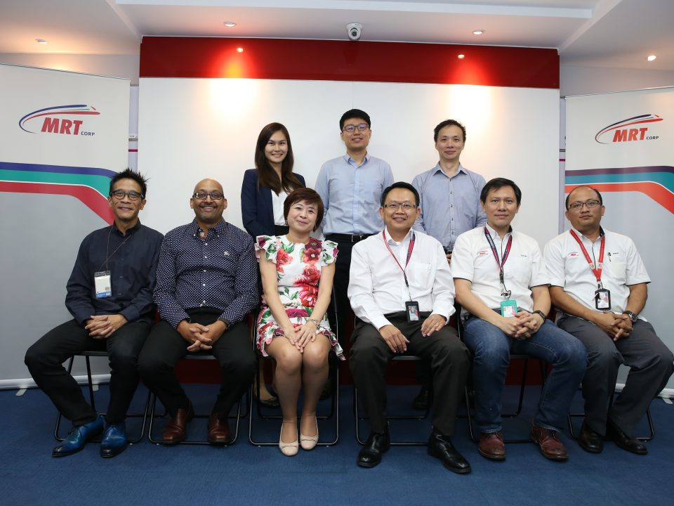 MEMORI: Foto berkumpulan pegawai-pegawai Malaysia Rapid Transit Corporation Sdn Bhd (MRT Corp) dan perwakilan dari Land Transport Authority of Singapore (LTA) semasa lawatan sambal belajar mengenai Pemodelan Maklumat Bangunan ke MRT Corp. Dari kiri (Duduk): Aaron Tang Tjee Loong, Timbalan Pengurus Besar Perancangan dan Rekabentuk MRT Corp, V. Venktramana, Pengarah Urusan Singapore High Speed Rail, Madam Choo Chai Foong, Pengarah Kumpulan Rekabentuk Infrastruktur dan Kejuruteraan untuk Pemodelan Maklumat Bangunan LTA, Er. Poh Seng Tiok, Pengarah Perancangan dan Rekabentuk MRT Corp, Yeap Beow Heng, Timbalan Pengurus Besar Perancangan dan Rekabentuk MRT Corp, Ahmad Aswadi Yusof, Pengurus Kanan Perancangan dan Rekabentuk MRT Corp Berdiri: Wakil-wakil dari LTA