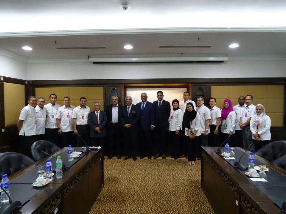 PENGHARGAAN: Ketua Pegawai Eksekutif Malaysia Rapid Transit Corporation Sdn Bhd Encik Abdul Yazid Kassim (kanan) menyampaikan token penghargaan kepada Ketua Pengarah Pusat Governans, Integriti dan Anti-Rasuah Nasional, Tan Sri Abu Kassim Mohamed
