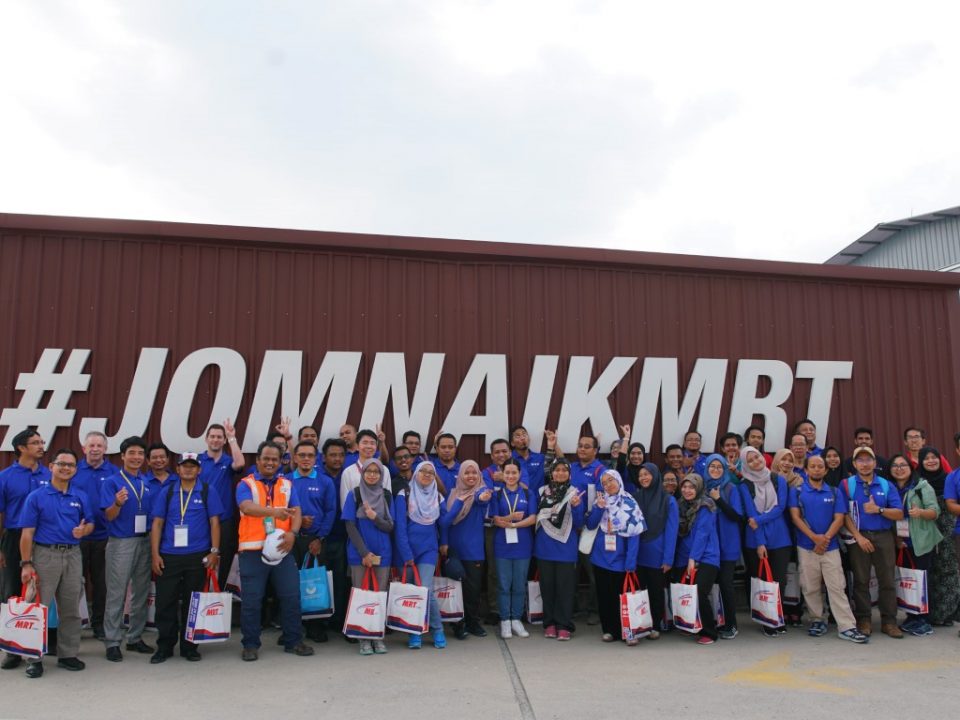 GAMBAR BERKUMPULAN: Para delegasi dari Bengkel Urban Geology 2019 berkumpul untuk gambar berkumpulan semasa lawatan mereka ke Pusat Informasi MRT Bandar Malaysia