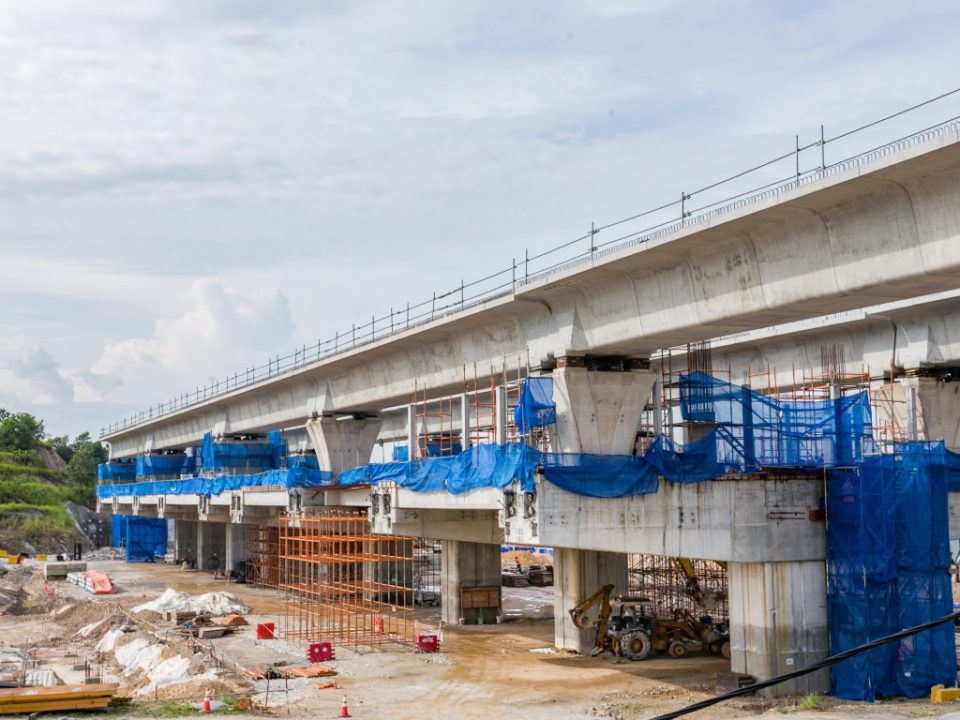 Kerja-kerja lantai aras ruang legar stesen dan pit eskalator di tapak Stesen MRT 16 Sierra.