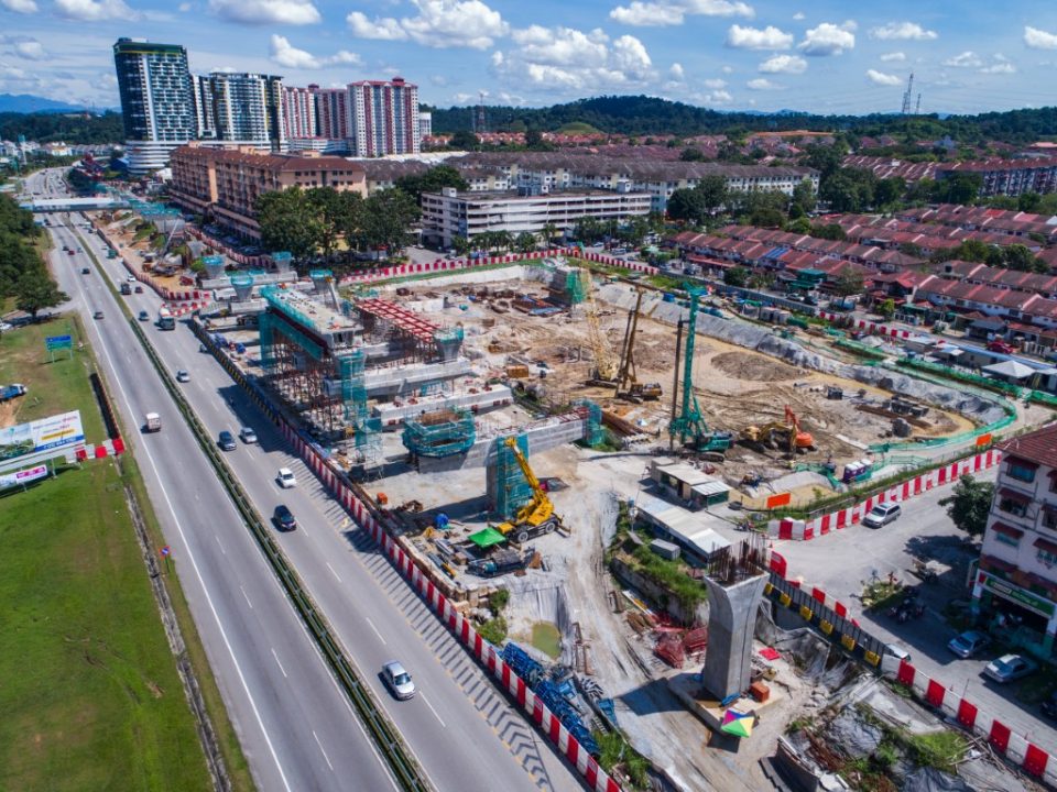 Pembinaan stesen dan pembinaan gerek cerecuk dan tukup cerucuk untuk kemudahan tempat letak kereta bertingkat berhampiran tapak Stesen MRT Taman Equine.