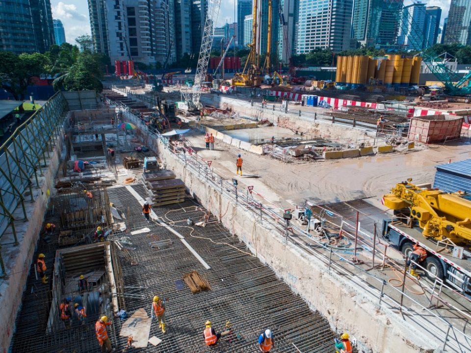 Pandangan udara kerja-kerja pemasangan rerangka di tapak Stesen MRT KLCC Timur.