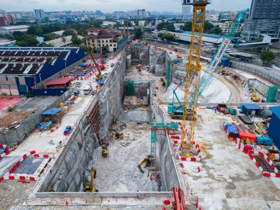 Kerja-kerja pengukuhan batuan sedang dijalankan di tapak Stesen MRT Chan Sow Lin.