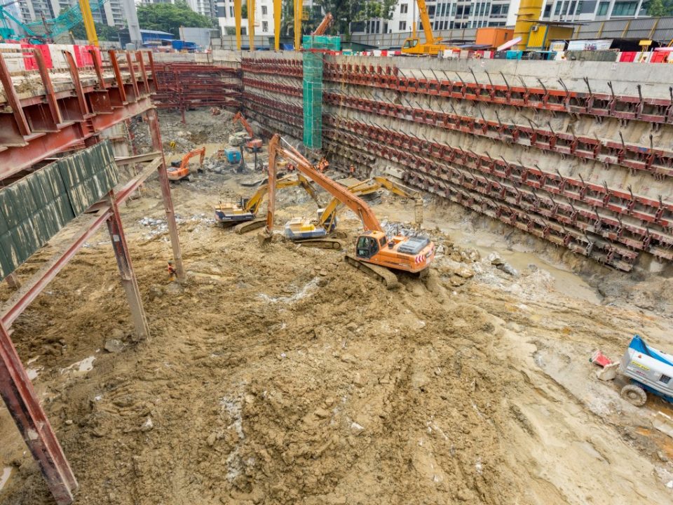 Kerja-kerja pembuangan lumpur dan penggalian utama di tapak Stesen MRT Conlay.