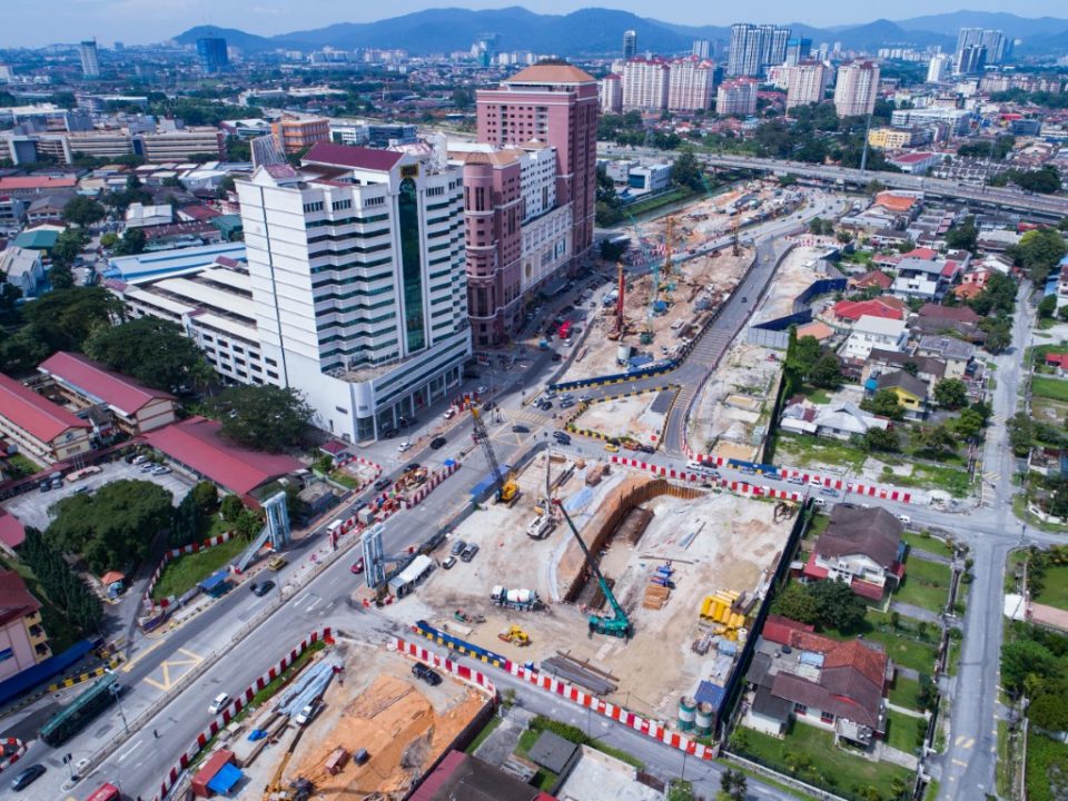 Pandangan udara kerja-kerja cerucuk gerek sekan dan pembinaan dinding penahan di tapak Stesen MRT Jalan Ipoh.
