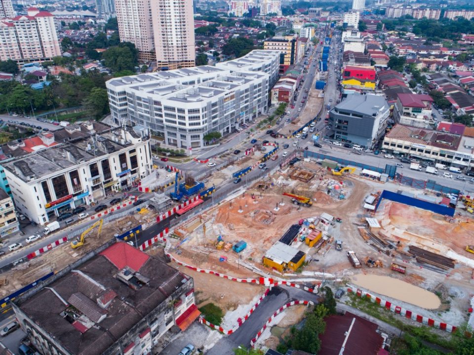 Kerja-kerja cerucuk mikro sedang dijalankan di tapak pintu masuk utara Stesen MRT Kentonmen.