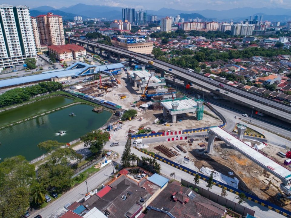 Pandangan keseluruhan pembinaan stesen dan pelancaran Galang Kekotak Bersegmen di tapak Stesen MRT Kepong Sentral.