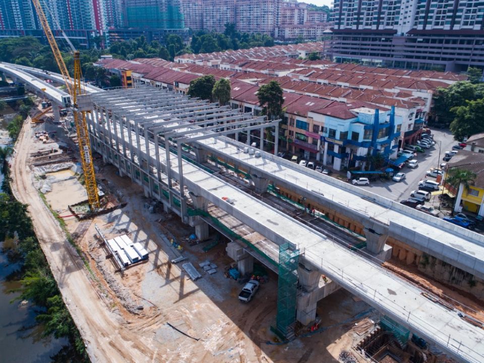 Pandangan udara pemasangan parapet dan keluli binaan untuk bumbung stesen di tapak Stesen MRT Damansara Damai.