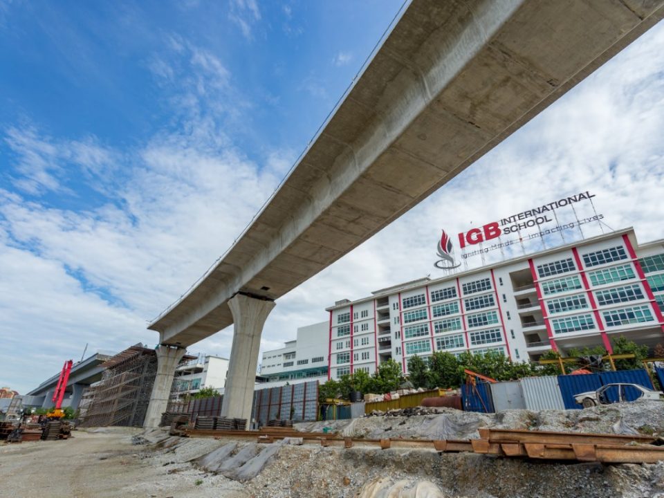 Persediaan pembinaan Galang Kekotak Bersegmen untuk pengantaramukaan antara Laluan Sungai Buloh-Kajang dan Laluan Sungai Buloh-Serdang-Putrajaya berhampiran Sekolah Antarabangsa IGB.