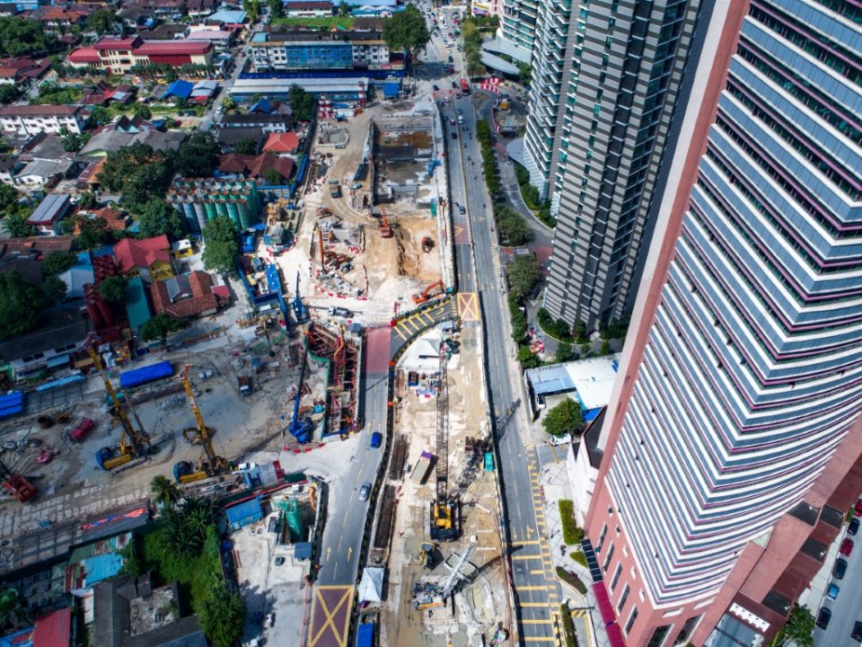 Pandangan dari atas kerja-kerja penggalian yang sedang dijalankan serta pembinaan dinding gegendang di tapak Stesen Kampung Baru Utara.