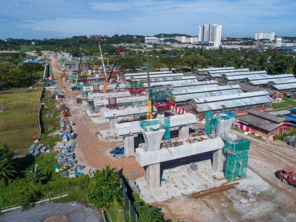 Pembinaan portal stesen di tapak Stesen MRT UPM.