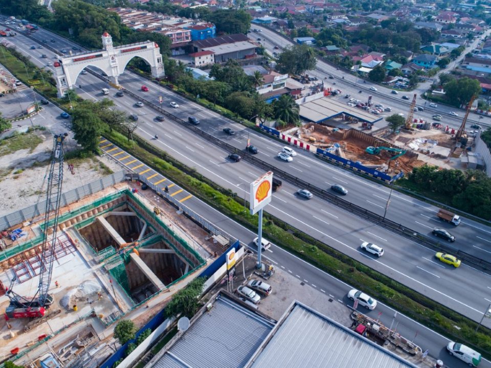Persiapan platform terowong mikro untuk jalan bawah berhampiran dengan Lebuhraya KL-Seremban.