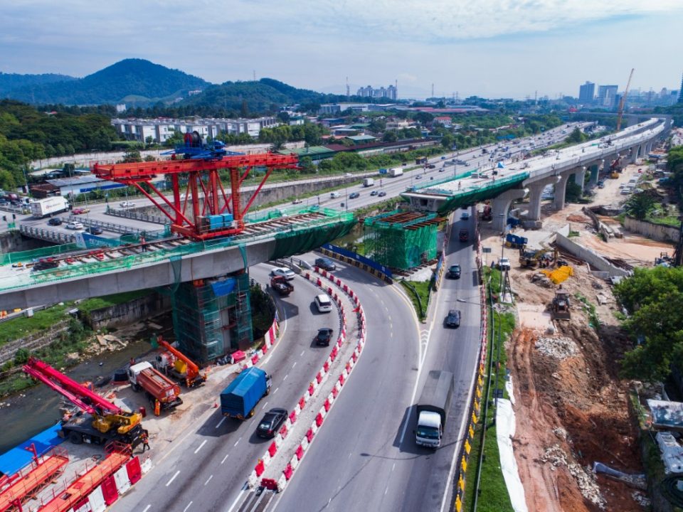 Pembinaan Galang Kekotak Bersegmen berhampiran tanjakan ke Plaza Tol Sungai Buloh