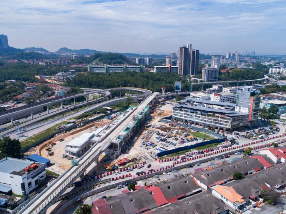 Pandangan udara tapak pembinaan Stesen MRT Sri Damansara Timur.