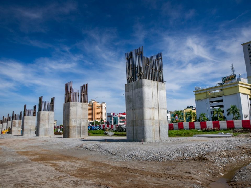 Tiang-tiang yang telah siap di tapak Stesen MRT Serdang Raya Selatan.