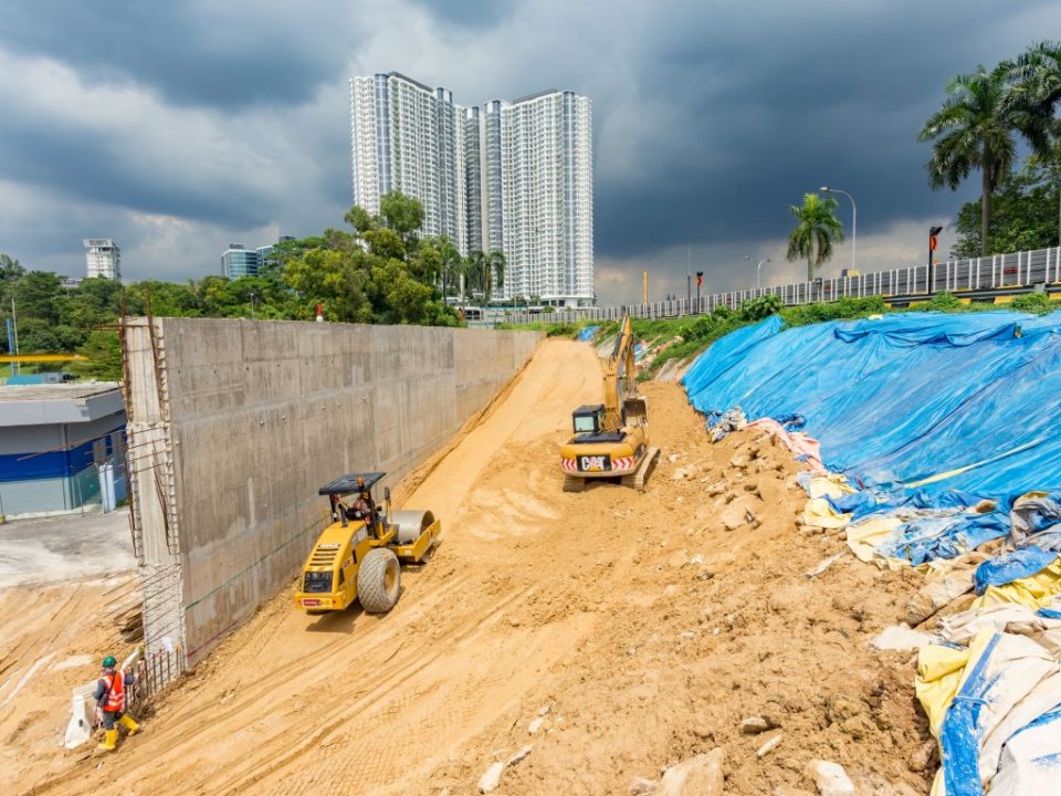 Kerja-kerja pengambusan semula tanggungan atas Mesin Pengorek Terowong di tapak Portal Selatan.