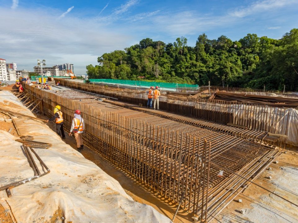 Kerja-kerja papak cerucuk sedang dijalankan di tapak Stesen MRT Taman Naga Emas.