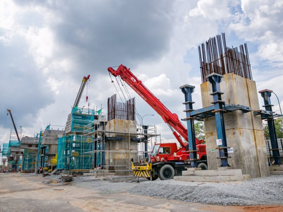 Pembinaan tiang dan kepala tiang sedang dijalankan di tapak Stesen MRT Taman Putra Permai.