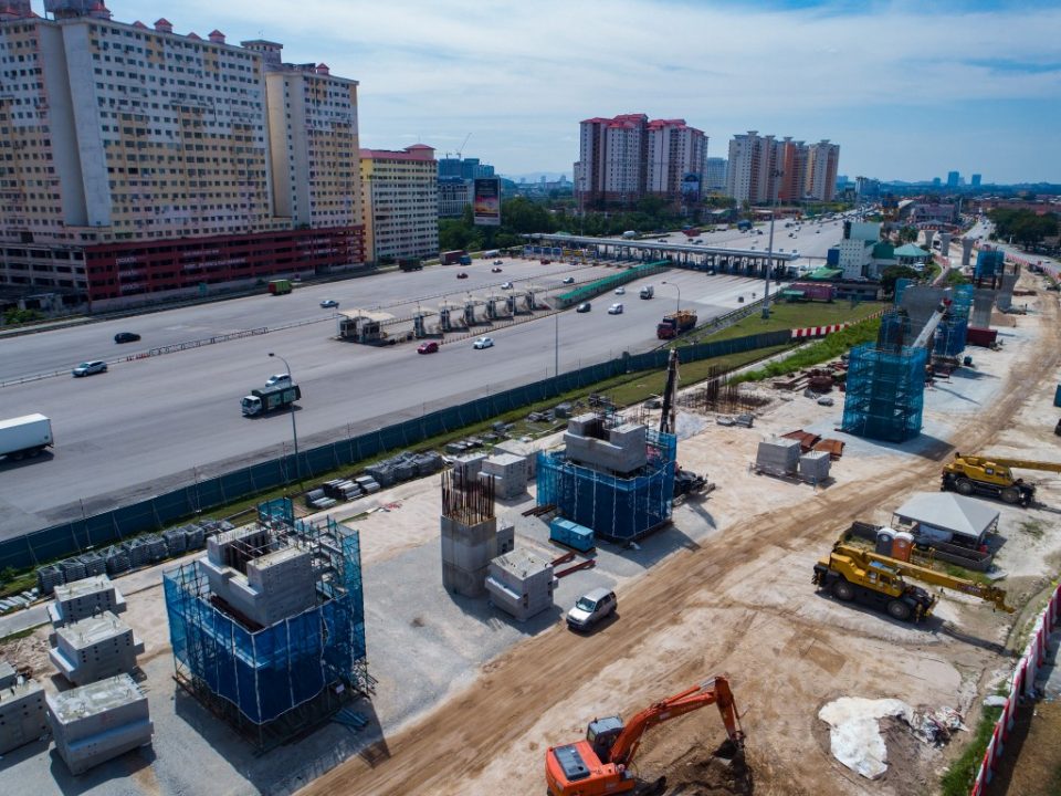 Pandangan kerja-kerja pembinaan cerucuk gerek dan tiang rancak dijalankan di tapak Stesen MRT Serdang Raya Utara.