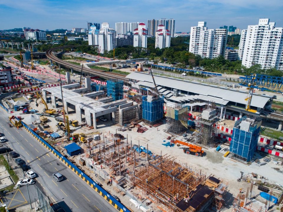 Kerja-kerja pembinaan berterusan bagi tukup cerucuk, tiang, kepala tiang, cerucuk gerek dan pelancaran galang kekotak bersegmen dan rasuk berbentuk T untuk Stesen MRT Sungai Besi.