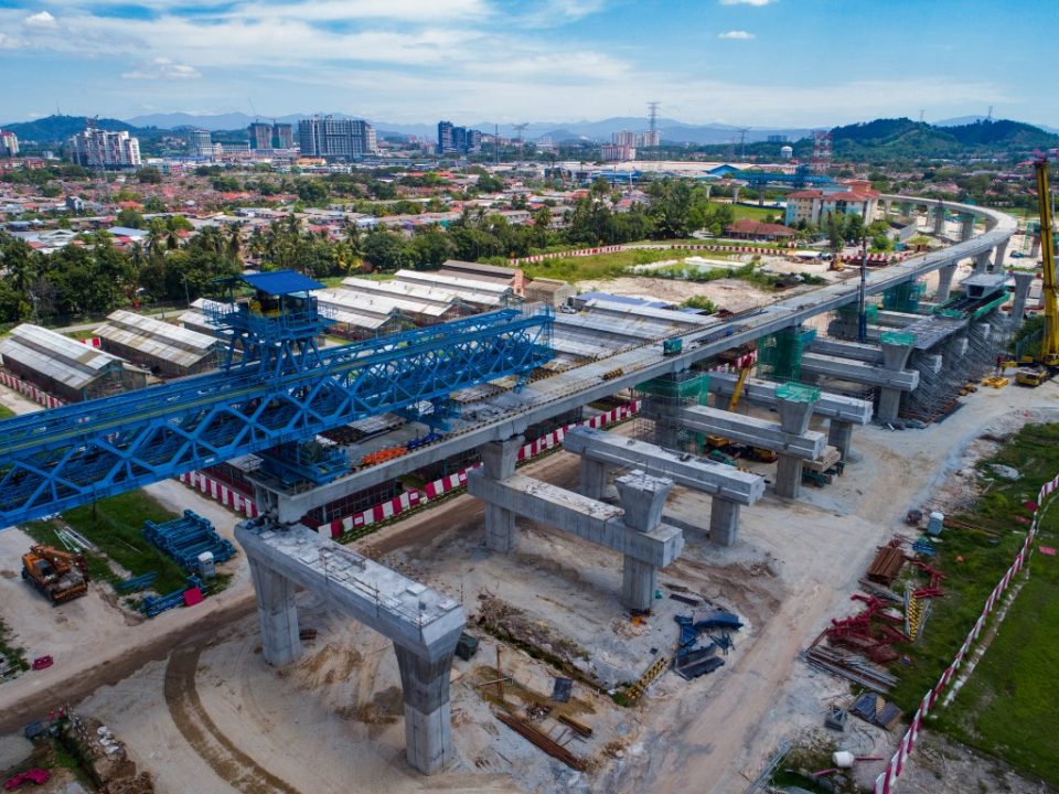 Kerja-kerja pembinaan segmen di landasan gegunting Stesen MRT UPM.