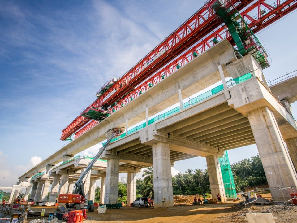 Pandangan tanah pelancaran galang kekotak bersegmen sedang berjalan di tapak Stesen MRT Cyberjaya City Centre.