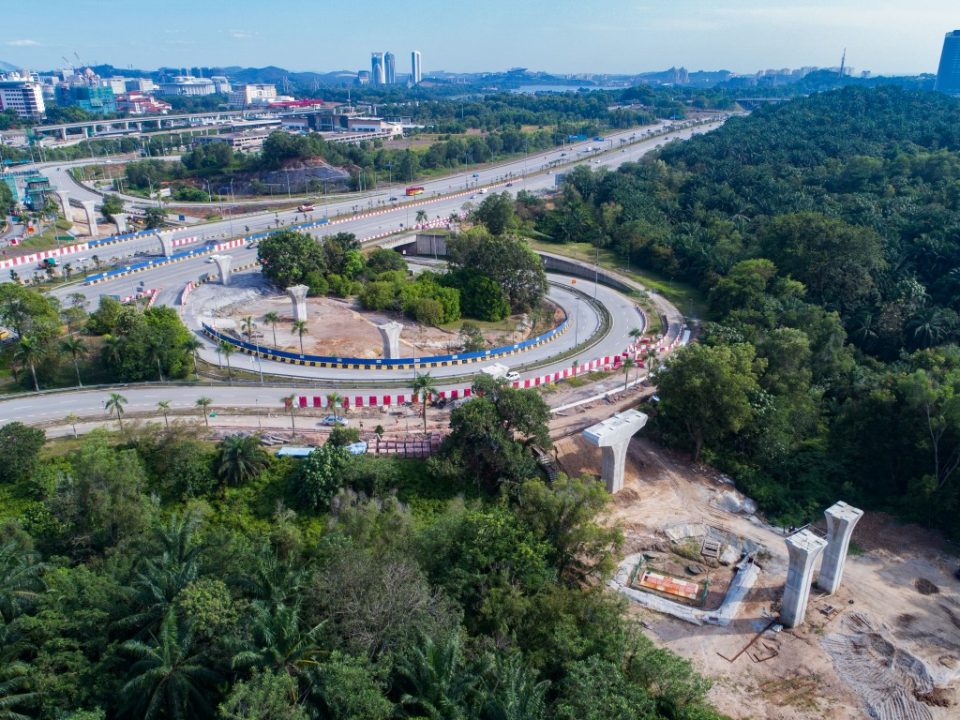 Pandangan udara kepala tiang yang telah siap di persilangan Lebuhraya Putrajaya-Cyberjaya.
