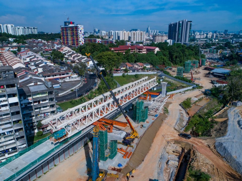 Pandangan udara kerja-kerja sedang dijalankan bagi aras ruang legar stesen dan pelancaran galang kekotak bersegmen di tapak Stesen MRT Taman Naga Emas.