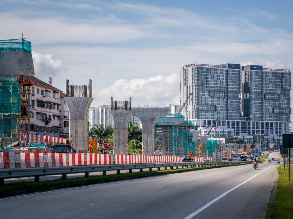 Pembinaan tiang dan pemasangan pratuang berbentuk T berdekatan Stesen MRT Taman Equine.