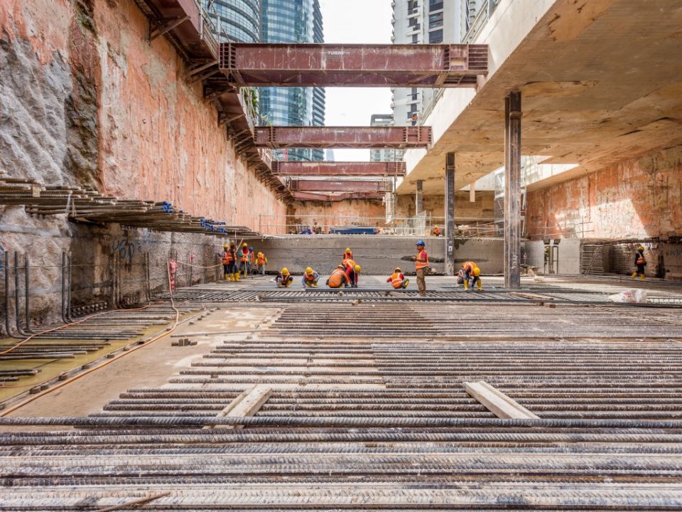 Kerja-kerja pemasangan besi tetulang sedang dijalankan di tapak Stesen MRT KLCC Timur.
