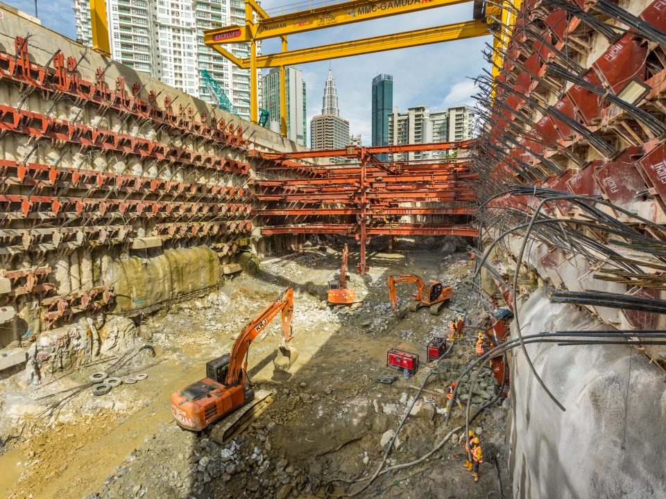 Kerja-kerja tanah sedang dijalankan di tapak Stesen MRT Conlay.