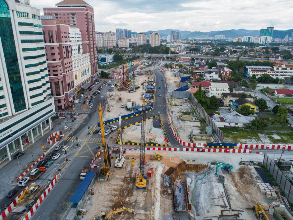 Kerja-kerja cerucuk gerek sekan sedang dijalankan di hadapan Kompleks Mutiara untuk Stesen MRT Jalan Ipoh.