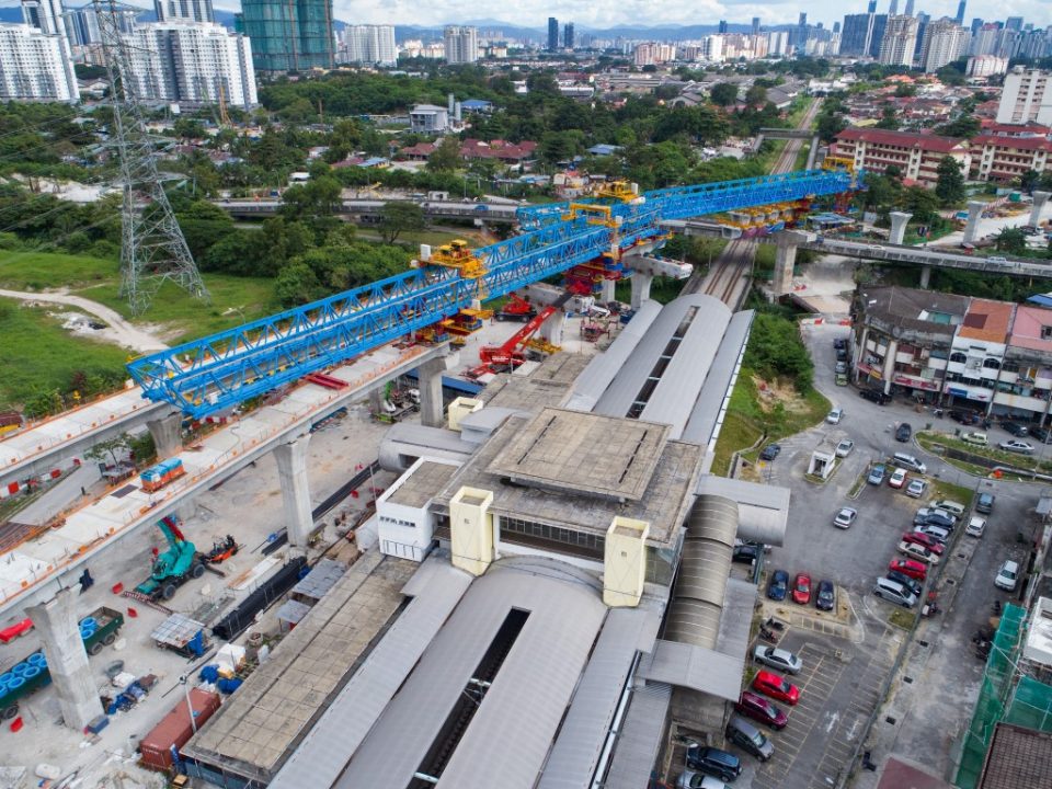 Pandangan kerja-kerja untuk pelancaran galang kekotak bersegmen serta pembinaan struktur stesen di tapak Stesen MRT Kampung Batu.
