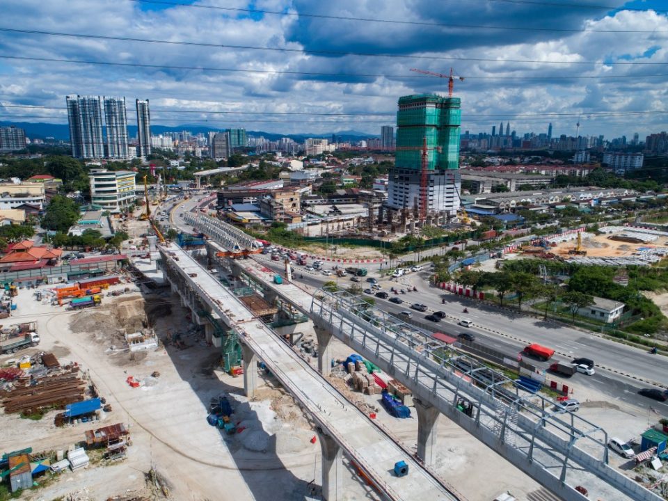 Kerja-kerja pembinaan sedang berjalan di Stesen MRT Jinjang untuk pelancaran galang kekotak bersegmen menggunakan kaedah tresel dan pemasangan penghadang bunyi.