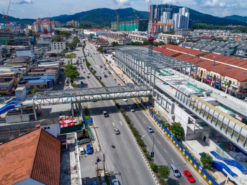 Penyiapan pemasangan struktur besi untuk bumbung dan juga pembinaan kekotak stesen bagi aras platform sedang dijalankan di tapak Stesen MRT Kepong Baru.