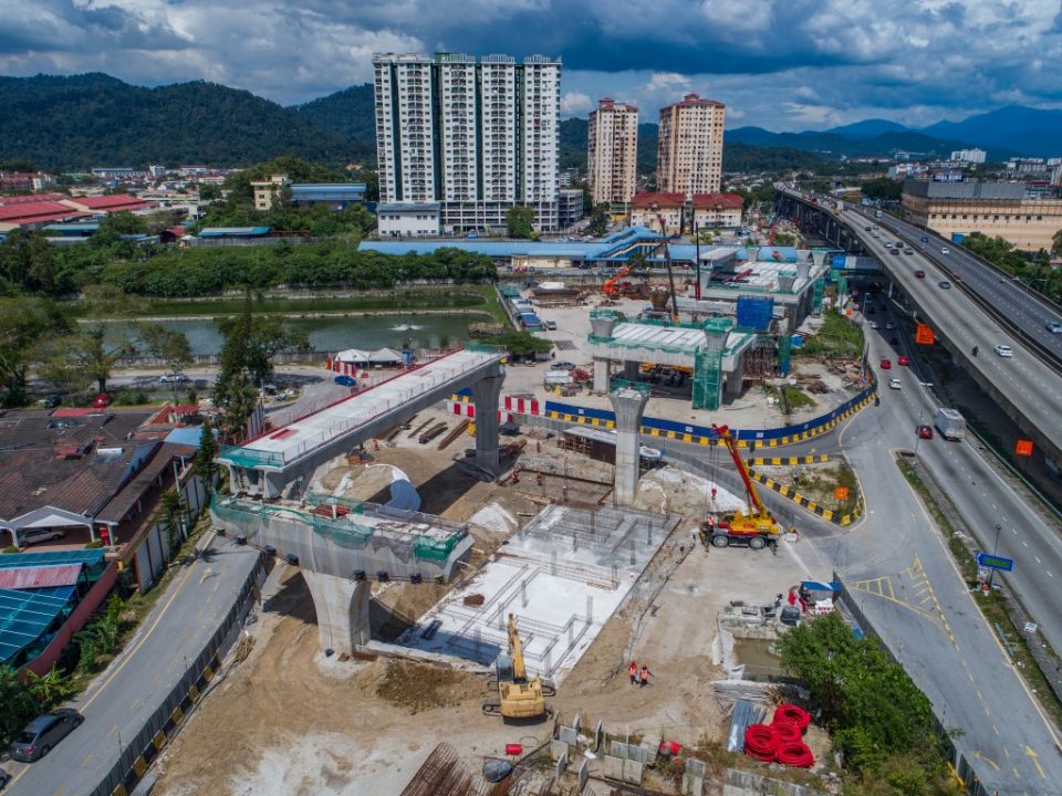 Pandangan udara pelancaran galang kekotak bersegmen sedang dijalankan di tapak Stesen Kepong Sentral. Kelihatan juga kerja-kerja pembinaan dinding peparit, rasuk dan papak bagi aras bawah di Pencawang Kuasa Tarikan.
