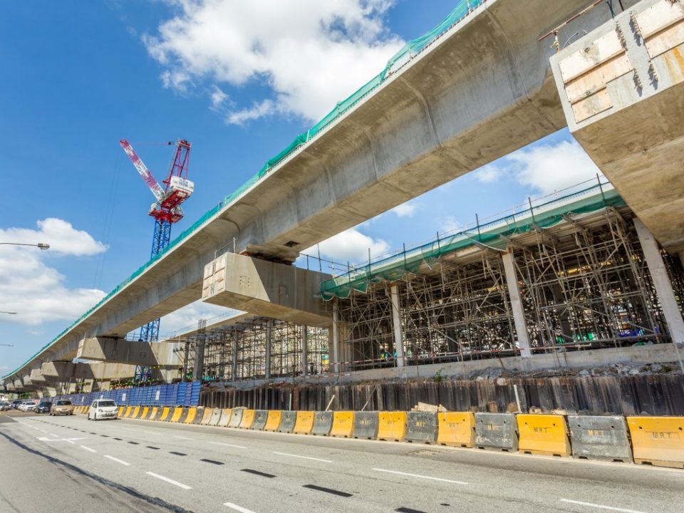 Kerja-kerja pembinaan sedang dijalankan bagi rasuk, papak dan tiang di aras ruang legar dan perantaraan Stesen MRT Metro Prima.
