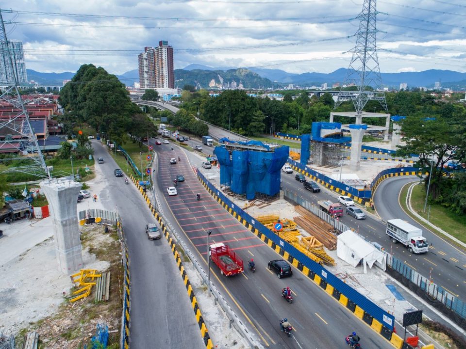 Kerja-kerja penyiapan untuk pembinaan tiang di jajaran menyeberangi Jalan Kuching di Stesen MRT Sri Delima.