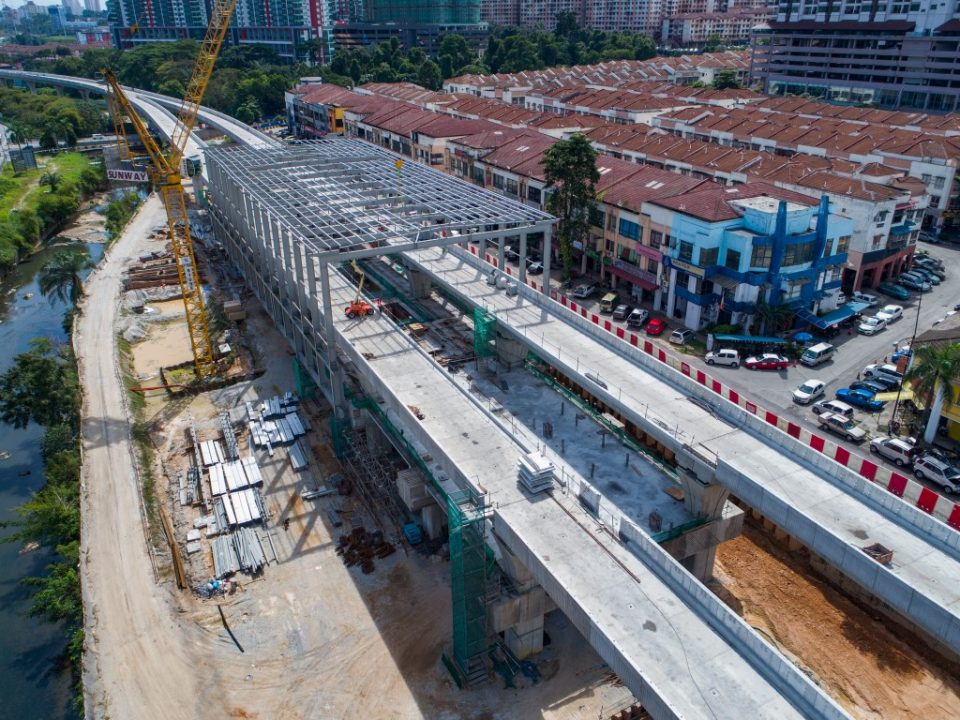Kerja-kerja pemasangan kekuda bumbung sedang dijalankan di tapak Stesen MRT Damansara Damai.