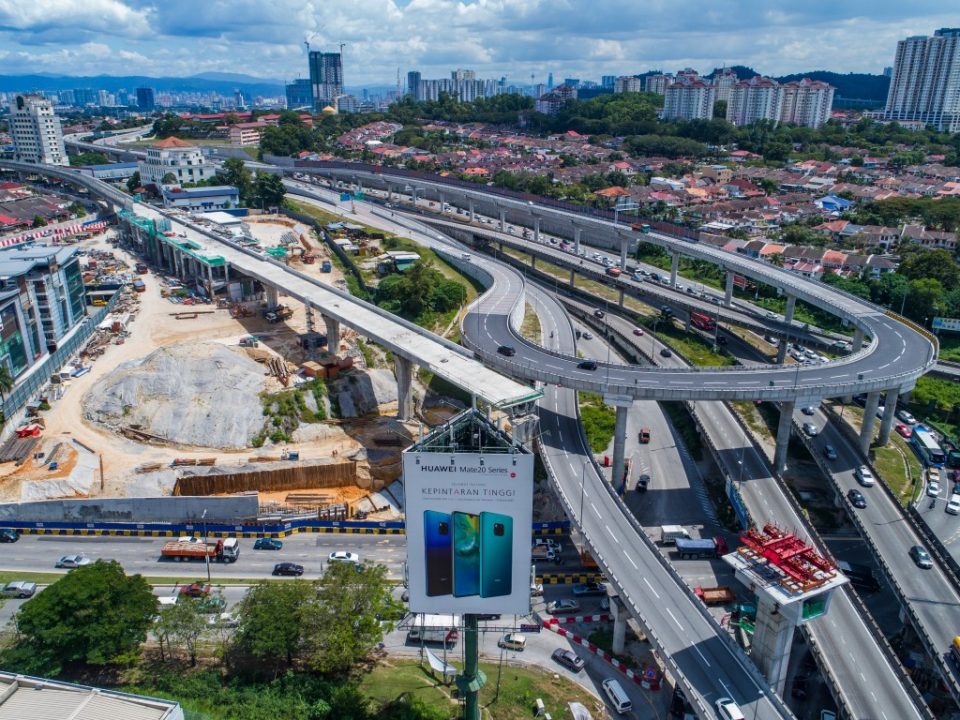 Pembinaan galang kekotak bersegmen bagi lintasan panjang No.3 di persilangan antara LDP, DUKE dan MRR2 berhampiran dengan tapak Stesen MRT Sri Damansara Timur