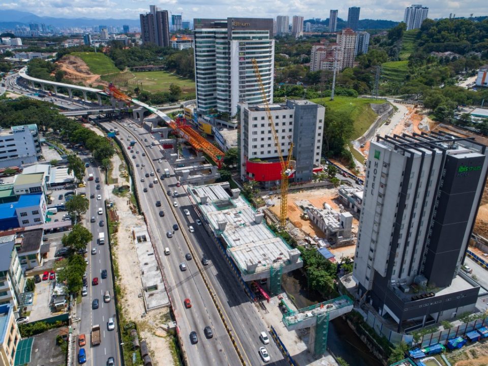 Kerja-kerja persediaan pelancar Rasuk berbentuk T sedang dijalankan di tapak Stesen MRT Sri Damansara Barat