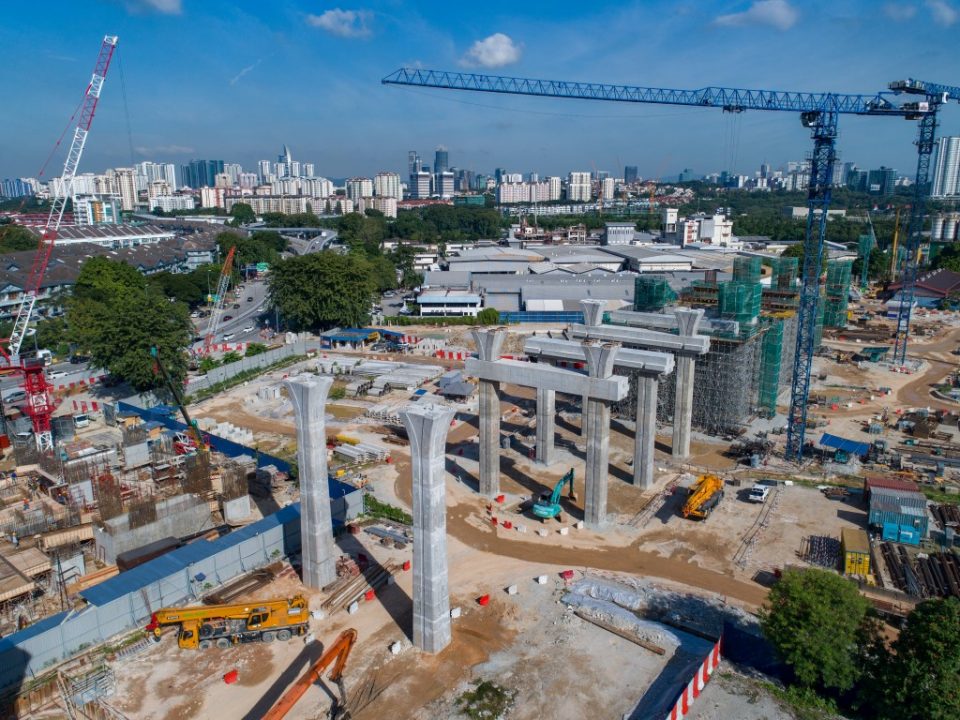 Pandangan udara kerja-kerja yang berjalan untuk pembinaan tiang, portal dan kepala tiang di tapak Stesen MRT Kuchai Lama.
